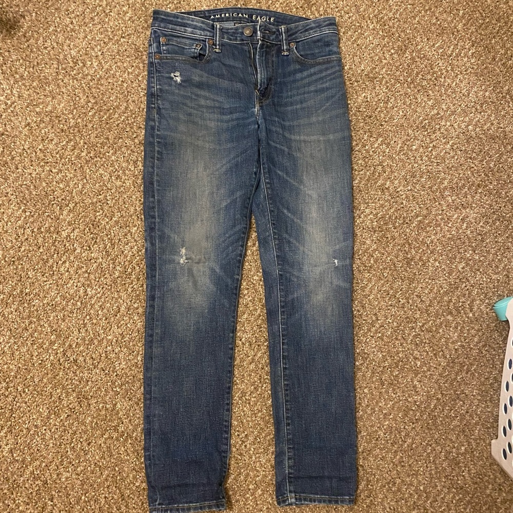 AMERICAN EAGLE DISTRESSED STRAIGHT CUT JEANS